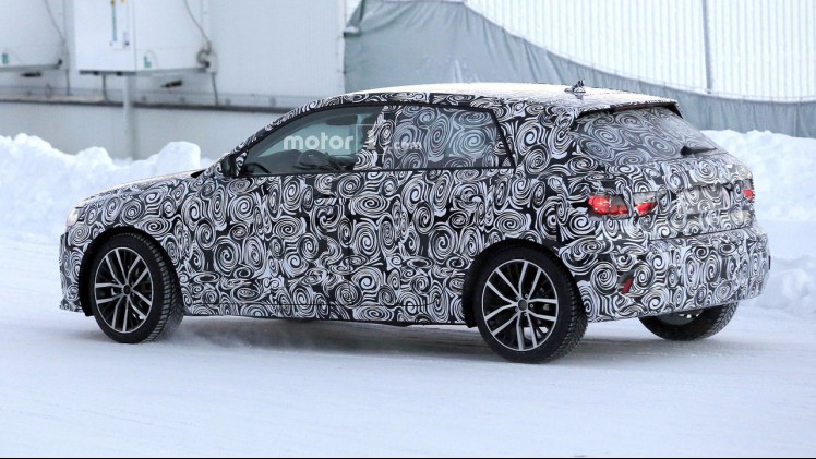 Audi is begonnen aan de ontwikkeling van de tweede generatie A1. De eerste testauto is met niet al te veel camouflage gespot. We zien een evolutie, die wellicht hoger gepositioneerd gaat worden.
