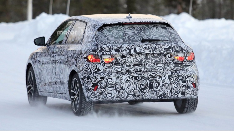 Audi is begonnen aan de ontwikkeling van de tweede generatie A1. De eerste testauto is met niet al te veel camouflage gespot. We zien een evolutie, die wellicht hoger gepositioneerd gaat worden.