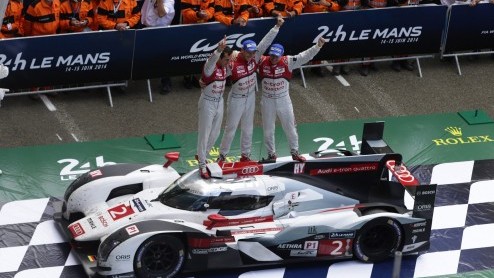 Audi heeft voor het vijfde jaar op rij de befaamde langeafstandsrace 24 Uur van Le Mans gewonnen.