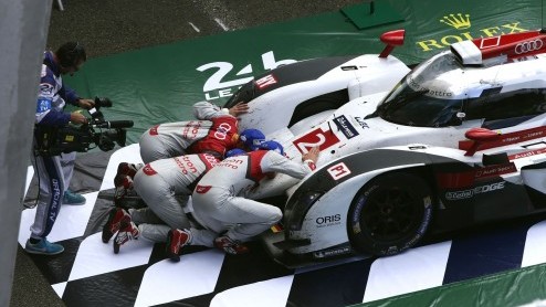 Audi heeft voor het vijfde jaar op rij de befaamde langeafstandsrace 24 Uur van Le Mans gewonnen.