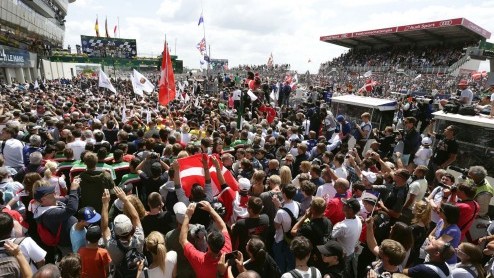 Audi heeft voor het vijfde jaar op rij de befaamde langeafstandsrace 24 Uur van Le Mans gewonnen.