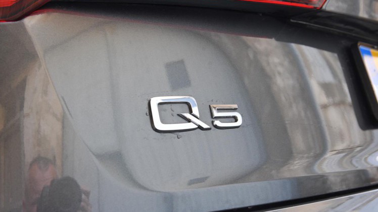 Audi lanceert de nieuwe Q5 die qua proporties behoorlijk onaangetast blijft. Vooral op elektronisch vlak en qua gewicht zet de auto stappen.
