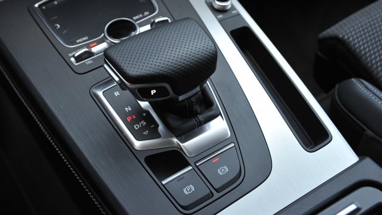 Audi lanceert de nieuwe Q5 die qua proporties behoorlijk onaangetast blijft. Vooral op elektronisch vlak en qua gewicht zet de auto stappen.