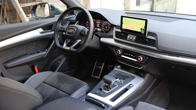 Audi lanceert de nieuwe Q5 die qua proporties behoorlijk onaangetast blijft. Vooral op elektronisch vlak en qua gewicht zet de auto stappen.