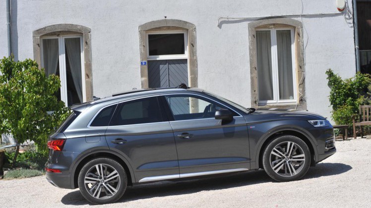 Audi lanceert de nieuwe Q5 die qua proporties behoorlijk onaangetast blijft. Vooral op elektronisch vlak en qua gewicht zet de auto stappen.