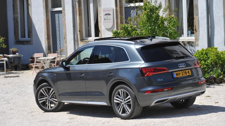 Audi lanceert de nieuwe Q5 die qua proporties behoorlijk onaangetast blijft. Vooral op elektronisch vlak en qua gewicht zet de auto stappen.