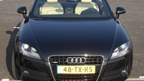 Als je hem in je spiegel ziet verschijnen lijkt hij je op te willen zuigen met zijn grote singleframe grille. Als hij je verorbert heeft hoor je alleen nog maar een donkere en tevreden grom. Maak kenn