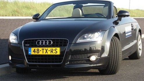 Als je hem in je spiegel ziet verschijnen lijkt hij je op te willen zuigen met zijn grote singleframe grille. Als hij je verorbert heeft hoor je alleen nog maar een donkere en tevreden grom. Maak kenn
