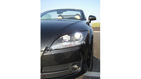 Als je hem in je spiegel ziet verschijnen lijkt hij je op te willen zuigen met zijn grote singleframe grille. Als hij je verorbert heeft hoor je alleen nog maar een donkere en tevreden grom. Maak kenn