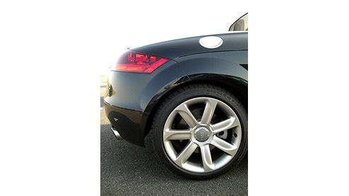 Als je hem in je spiegel ziet verschijnen lijkt hij je op te willen zuigen met zijn grote singleframe grille. Als hij je verorbert heeft hoor je alleen nog maar een donkere en tevreden grom. Maak kenn