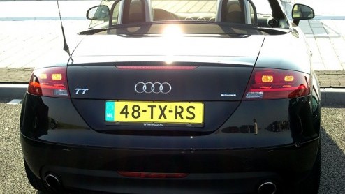Als je hem in je spiegel ziet verschijnen lijkt hij je op te willen zuigen met zijn grote singleframe grille. Als hij je verorbert heeft hoor je alleen nog maar een donkere en tevreden grom. Maak kenn
