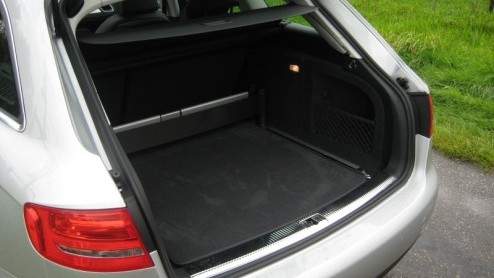 Een sportieve stationwagon is er in allerlei soorten en maten. De Audi A4 Avant is er volgens zijn scheppers ook zo een. Ingredinten als sportieve looks, dynamische rijeigenschappen en krachtige voor