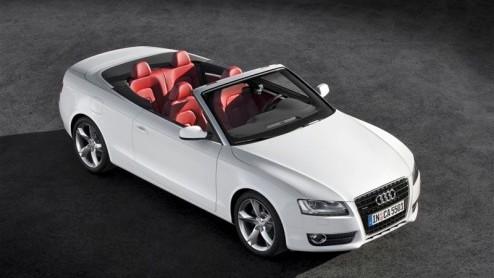 Spotlights graag! Dit is de nieuwe Audi A5 en S5 Cabriolet! Een nieuwe telg vol elegantie, sportiviteit en efficintie. De levering start in het tweede kwartaal van 2009. De S5 krijgt een nieuw hart,