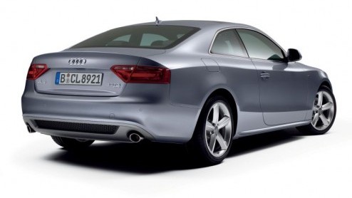 Een standaard A5 is natuurlijk ook niet alles. Om je net nieuwe Audi Coup een wat sneller uiterlijk te geven kun je besluiten om hem een S line pakket mee te geven.