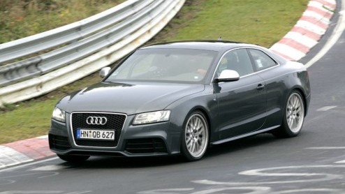 De komst van de Audi RS5 is geen verrassing meer. Uiteraard is deze voor alle pk-adepten meer dan welkom. Niet dat de S5 met 4.2 V8 een stakker is, maar met de drang naar meer en de RS-modellen in het