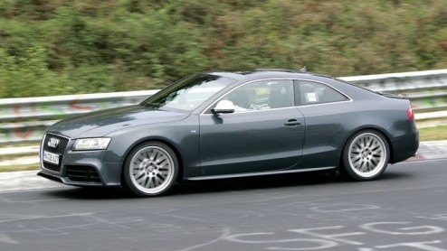 De komst van de Audi RS5 is geen verrassing meer. Uiteraard is deze voor alle pk-adepten meer dan welkom. Niet dat de S5 met 4.2 V8 een stakker is, maar met de drang naar meer en de RS-modellen in het