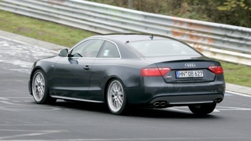 De komst van de Audi RS5 is geen verrassing meer. Uiteraard is deze voor alle pk-adepten meer dan welkom. Niet dat de S5 met 4.2 V8 een stakker is, maar met de drang naar meer en de RS-modellen in het