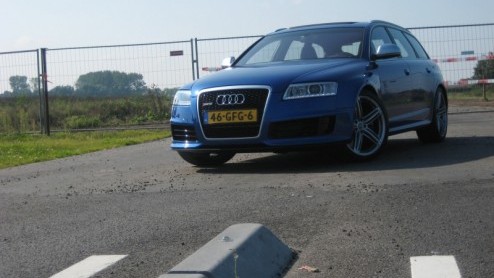 Op zoek naar een ruime stationwagon voor het gezin, en wil je ook een beetje sportief voor de dag komen? Misschien is de Audi RS6 Avant dan wel een optie! Alle gekheid op een stokje, dit neusje van de