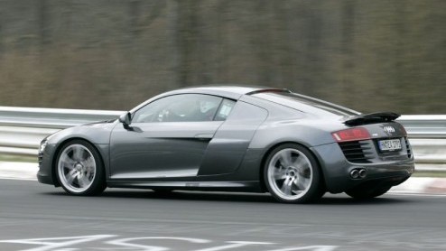 De geruchten over een V10 in de R8 gaan al langer de ronde over het internet, maar dit is dan eindelijk de bevestiging. De RS8 komt er aan. Porsche moet gaan oppassen.