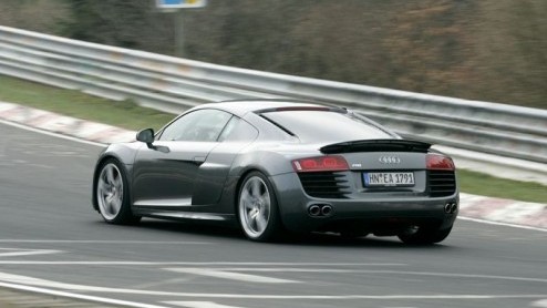 De geruchten over een V10 in de R8 gaan al langer de ronde over het internet, maar dit is dan eindelijk de bevestiging. De RS8 komt er aan. Porsche moet gaan oppassen.