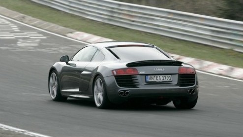 De geruchten over een V10 in de R8 gaan al langer de ronde over het internet, maar dit is dan eindelijk de bevestiging. De RS8 komt er aan. Porsche moet gaan oppassen.