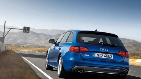 Audi zoekt het weer in de pks. Dit keer is de S4 aan de beurt! Niet meer met een V8, maar wel een drieliter V6 met compressor, goed voor 333 pk. Samen met de nieuwe zeventraps S tronic versnellingsba