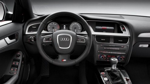 Audi zoekt het weer in de pks. Dit keer is de S4 aan de beurt! Niet meer met een V8, maar wel een drieliter V6 met compressor, goed voor 333 pk. Samen met de nieuwe zeventraps S tronic versnellingsba