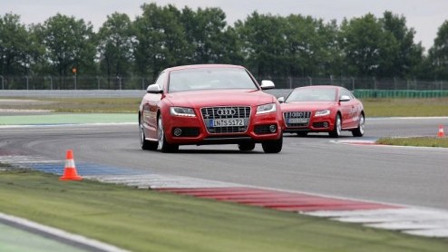 Het is donderdagmiddag 16:13 en Audi hangt aan de andere kant van de lijn. Of we de nieuwe S5 willen proberen op het circuit van Assen. Natuurlijk mevrouw, iemand moet het doen!