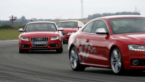 Het is donderdagmiddag 16:13 en Audi hangt aan de andere kant van de lijn. Of we de nieuwe S5 willen proberen op het circuit van Assen. Natuurlijk mevrouw, iemand moet het doen!