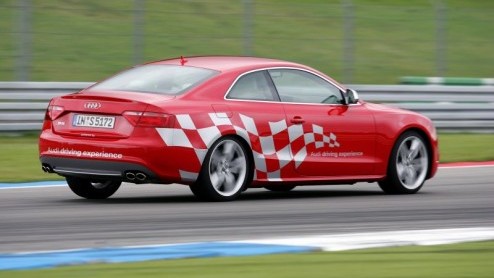 Het is donderdagmiddag 16:13 en Audi hangt aan de andere kant van de lijn. Of we de nieuwe S5 willen proberen op het circuit van Assen. Natuurlijk mevrouw, iemand moet het doen!