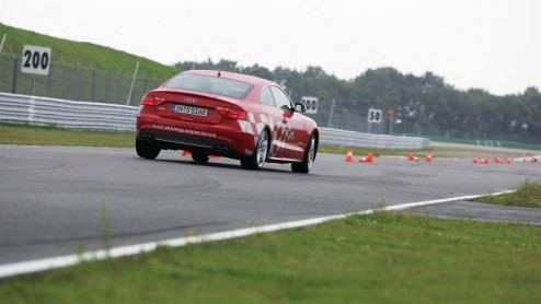 Het is donderdagmiddag 16:13 en Audi hangt aan de andere kant van de lijn. Of we de nieuwe S5 willen proberen op het circuit van Assen. Natuurlijk mevrouw, iemand moet het doen!