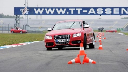 Het is donderdagmiddag 16:13 en Audi hangt aan de andere kant van de lijn. Of we de nieuwe S5 willen proberen op het circuit van Assen. Natuurlijk mevrouw, iemand moet het doen!