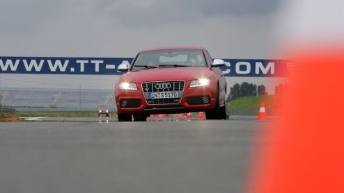 Het is donderdagmiddag 16:13 en Audi hangt aan de andere kant van de lijn. Of we de nieuwe S5 willen proberen op het circuit van Assen. Natuurlijk mevrouw, iemand moet het doen!