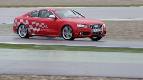 Het is donderdagmiddag 16:13 en Audi hangt aan de andere kant van de lijn. Of we de nieuwe S5 willen proberen op het circuit van Assen. Natuurlijk mevrouw, iemand moet het doen!