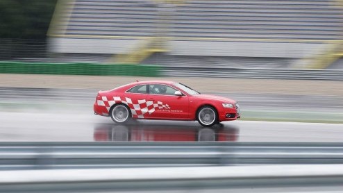 Het is donderdagmiddag 16:13 en Audi hangt aan de andere kant van de lijn. Of we de nieuwe S5 willen proberen op het circuit van Assen. Natuurlijk mevrouw, iemand moet het doen!
