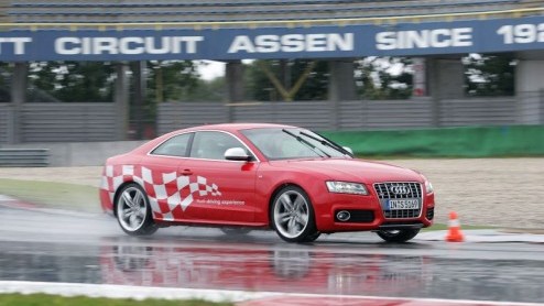 Het is donderdagmiddag 16:13 en Audi hangt aan de andere kant van de lijn. Of we de nieuwe S5 willen proberen op het circuit van Assen. Natuurlijk mevrouw, iemand moet het doen!