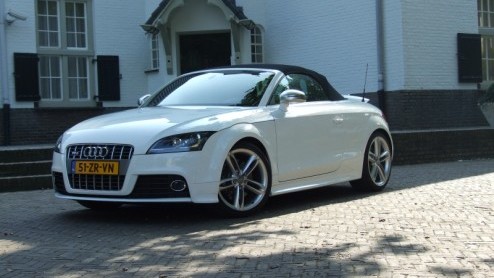 De topversie van de Audi TT heet TTS. De overtreffende trap van de 3.2 V6 dus? Nee. Onder de kap geen zescilinder, maar een viercilinder turbomotor, echter met meer power dan de V6. Waarom dan nog de