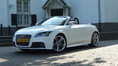 De topversie van de Audi TT heet TTS. De overtreffende trap van de 3.2 V6 dus? Nee. Onder de kap geen zescilinder, maar een viercilinder turbomotor, echter met meer power dan de V6. Waarom dan nog de