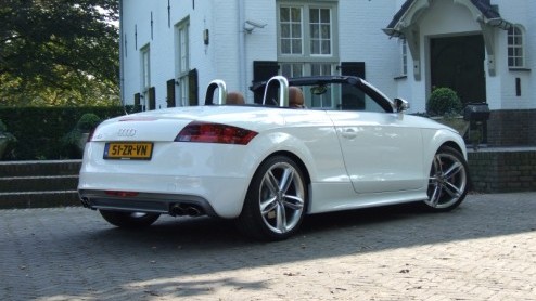 De topversie van de Audi TT heet TTS. De overtreffende trap van de 3.2 V6 dus? Nee. Onder de kap geen zescilinder, maar een viercilinder turbomotor, echter met meer power dan de V6. Waarom dan nog de