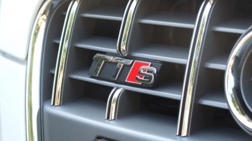 De topversie van de Audi TT heet TTS. De overtreffende trap van de 3.2 V6 dus? Nee. Onder de kap geen zescilinder, maar een viercilinder turbomotor, echter met meer power dan de V6. Waarom dan nog de