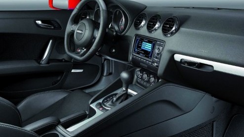 Bij de eerste fotos hielden we ons hart eigenlijk een beetje vast, maar die vrees bleek geheel ongegrond. De nieuwe Audi TT is in het echt veel mooier dan op een plaatje. En hij heeft nog meer verass