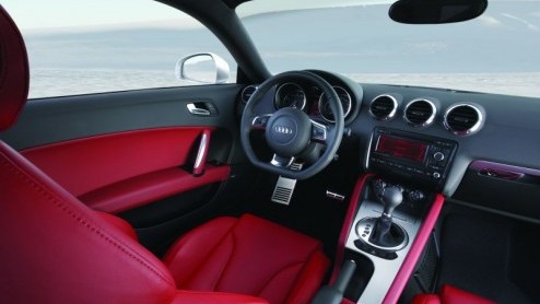 Vanaf 1998 was de vorige Audi TT al op de markt en het werd tijd voor een nieuwe. Zeven april was het dan zover, Audi liet de nieuwe TT aan het publiek zien middels een wervelende show.