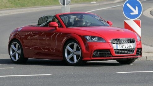 Druk bij Audi! De meest felle en snelle Audi TT staat op stapel. Hoewel zijn naamgeving TT RS nogal wat voeten in de aarde had  Porsche moest te vriend worden gehouden  kunnen we deze 350-pk Duitser
