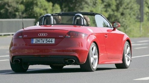Druk bij Audi! De meest felle en snelle Audi TT staat op stapel. Hoewel zijn naamgeving TT RS nogal wat voeten in de aarde had  Porsche moest te vriend worden gehouden  kunnen we deze 350-pk Duitser