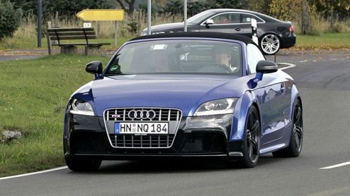 Onlangs reden we met de snelste Audi TT, de TTS. Echter, Audi vond 272 pk en agressievere looks nog niet genoeg. De TT RS zoekt rivalen als de Porsche Cayman, Z4M en SLK AMG op en pakt ze naar alle wa