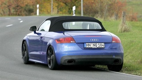 Onlangs reden we met de snelste Audi TT, de TTS. Echter, Audi vond 272 pk en agressievere looks nog niet genoeg. De TT RS zoekt rivalen als de Porsche Cayman, Z4M en SLK AMG op en pakt ze naar alle wa