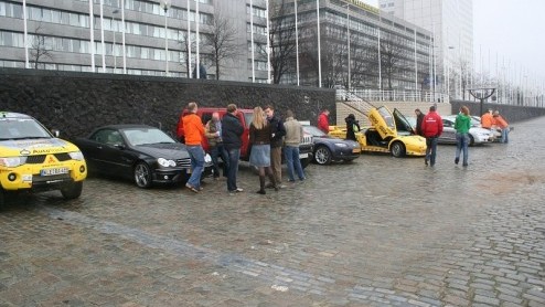 Een vijftigtal auto's stonden vanochtend op de Boompjeskade in Rotterdam. Het was de start van de AutoRAI Parade 2007. Autovandaag was er bij.