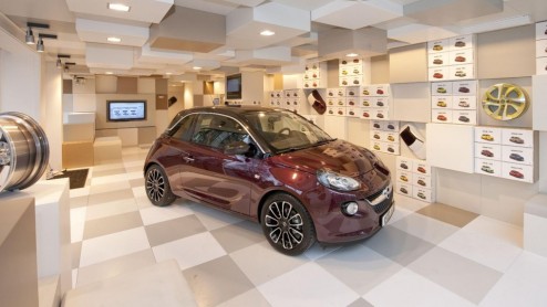 Waar moet je op letten bij het afsluiten van een autofinanciering? Een auto financieren kan immers op meerdere manieren; op afbetaling, via een lening of financile leasing. We bespreken de opties.