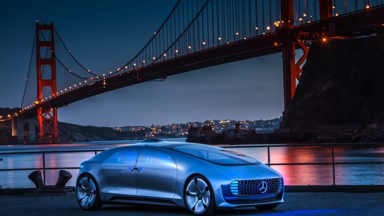 Met de Mercedes-Benz F 015 Luxury in Motion conceptcar laat Mercedes zien hoe autonoom rijden er in 2030 uit moet komen te zien. In San Francisco stapten we in en lieten de auto het werk doen.