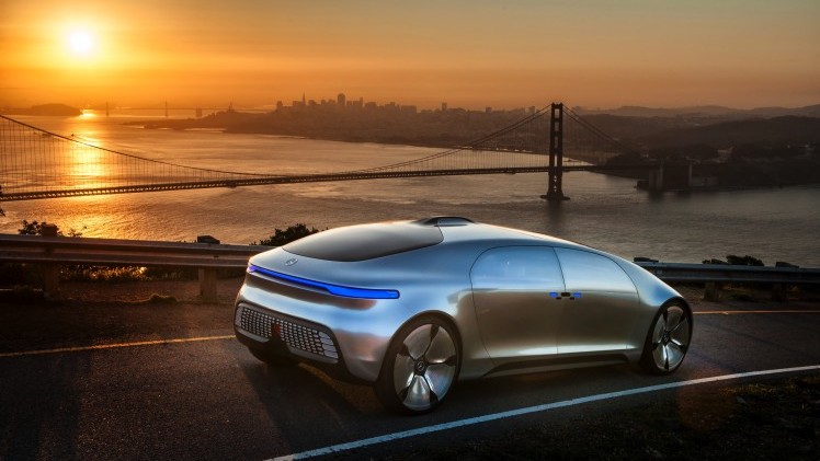 Met de Mercedes-Benz F 015 Luxury in Motion conceptcar laat Mercedes zien hoe autonoom rijden er in 2030 uit moet komen te zien. In San Francisco stapten we in en lieten de auto het werk doen.